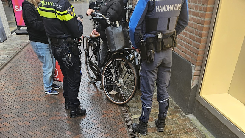 De controle werd uitgevoerd door handhavers en politieagenten.