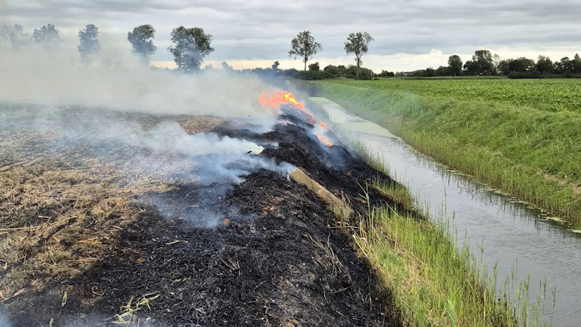 De slootkant stond in brand.