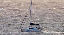 KNRM helpt catamaran in problemen 