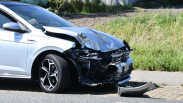 Flinke schade na botsing tussen personenauto en trekker Lewedorp