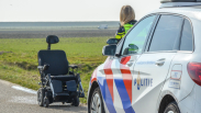 Persoon met scootmobiel in sloot Veerweg Tholen