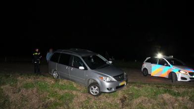 Auto balanceert boven sloot bij Kapelle