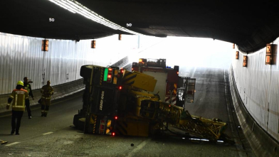 Vrachtwagen gekanteld in Vlaketunnel, A58 afgesloten