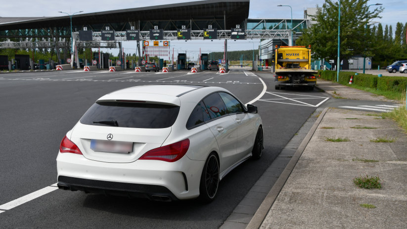 De automobilist werd aangetroffen bij het tolplein van de Westerscheldetunnel.