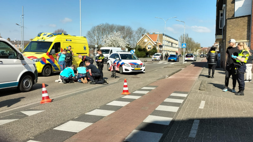 Bij het ongeval kwamen een bedrijfsauto en een fietser met elkaar in botsing.
