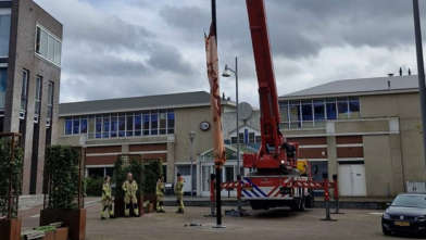 Brandweer ingezet voor scheve vlaggenmast in Terneuzen