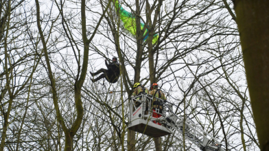 Paraglider bungelt uur in boomtop bij Biggekerke