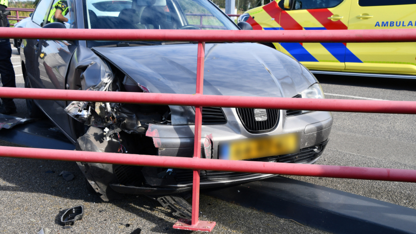 De automobilist reed een reling uit de fundering.