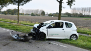 Personenauto crasht tegen boom Zuiddorpe