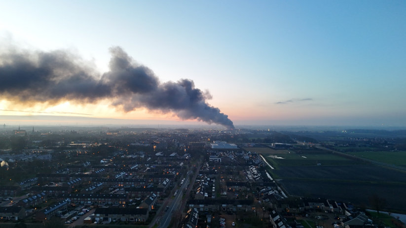 De rook was vanaf een flinke afstand te zien.