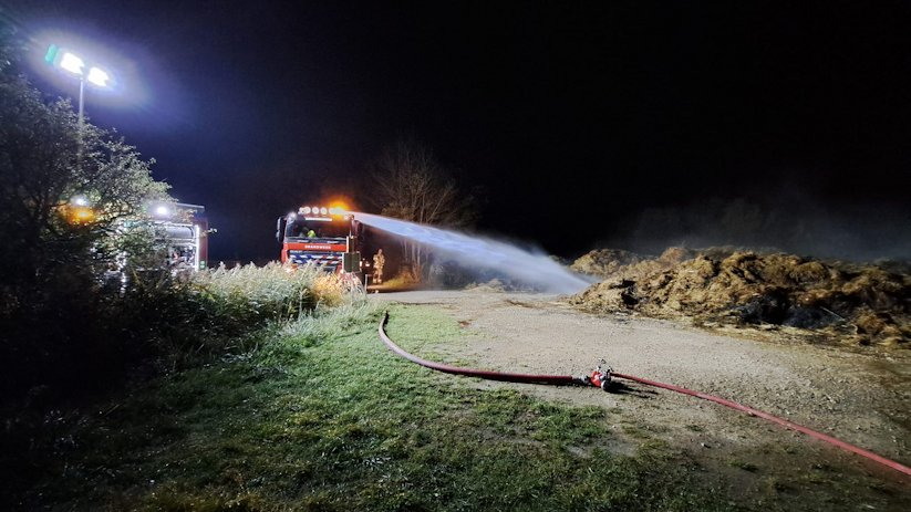 Zowel 's nachts als overdag rukte de brandweer uit om te blussen.