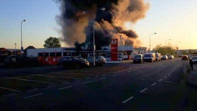 Zeer grote brand autobedrijf Hulst, woningen ontruimd