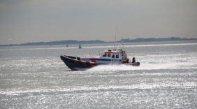 KNRM redt windsurfer uit Westerschelde