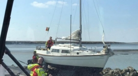 Zeiljacht gestrand na uitwijkmanoeuvre