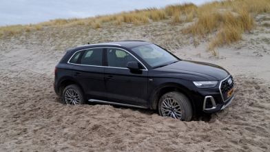 Audi rijdt zich vast op strand Westkapelle