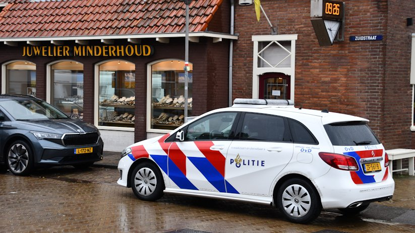 Politie ter plaatse bij de juwelier in Westkapelle.