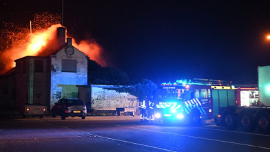 Uitslaande brand voormalig café-restaurant De Roode Leeuw Nieuw- en Sint Joosland, A58 dicht