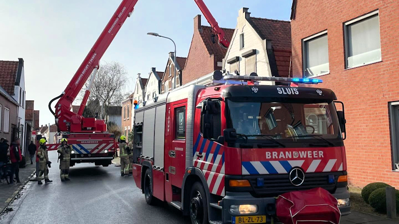 De brandweer zette een blusvoertuig en een hoogwerker in.