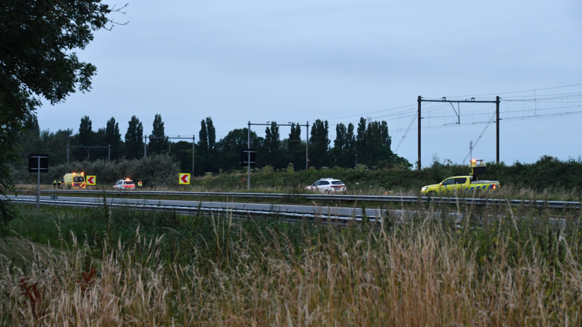 De auto belandde achterwaarts in een sloot.