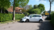 Vrouw rijdt met auto tegen boom in Biggekerke