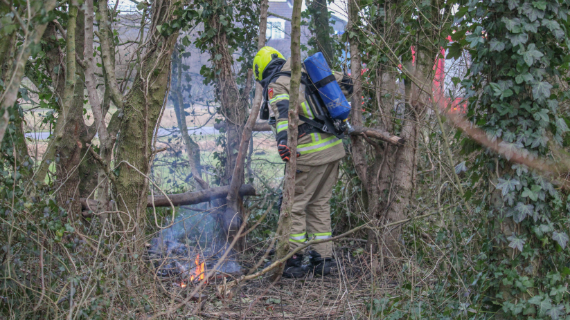 De bosbrand bleek een aantal brandende takjes te zijn.