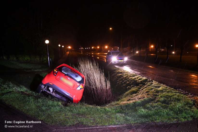 Auto Belandt In Sloot Mariapolderseweg Kamperland - HVZeeland - Nieuws ...