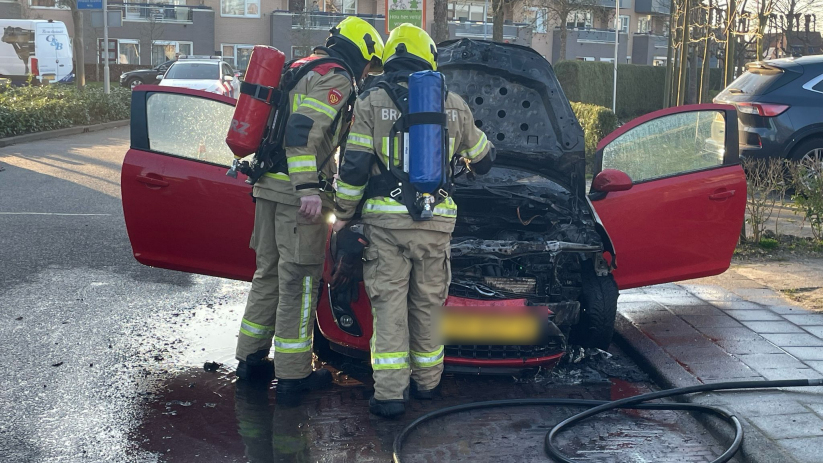 De autobrand zorgde voor flinke schade.