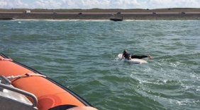 Surfer in problemen bij Westkapelle