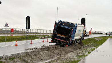 Vuilniswagen van de weg sluizencomplex Terneuzen