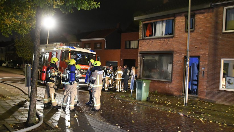 Nederlandse en Belgische brandweerlieden bij de woning.