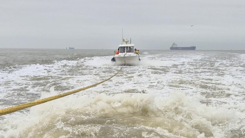 De KNRM nam de visboot op sleeptouw.