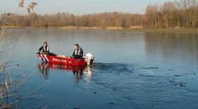 Brandweer helpt gans in nood