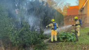 Brandweer blust brand in coniferenhaag Oostkapelle