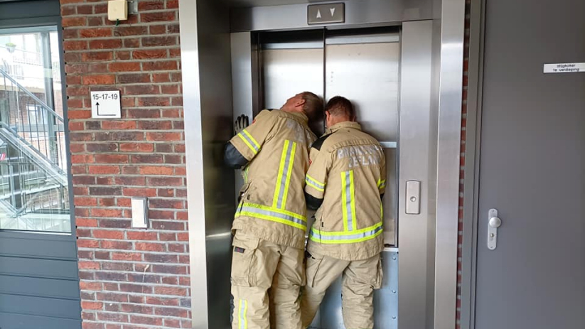 De persoon is uit de lift bevrijd.