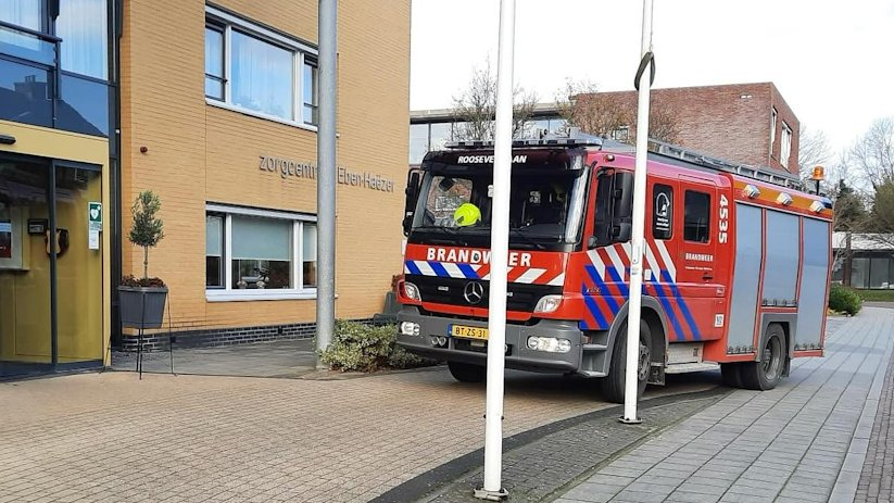 De brandweer heeft de twee personen bevrijd.