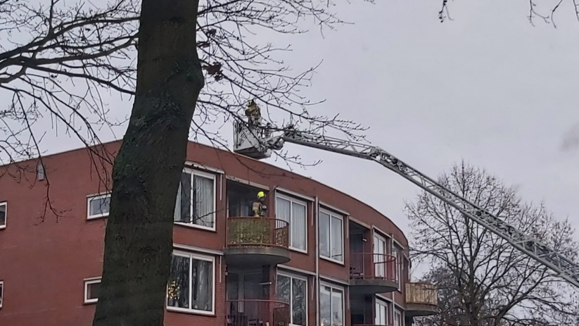 De brandweer heeft een balkon en het dak gecontroleerd.