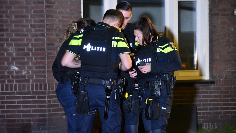 Agenten in kogelwerende vesten, gisteravond in Vlissingen.