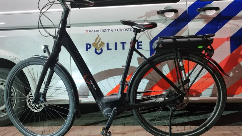 De verdachte bleek in het bezit te zijn van een gestolen fiets en drugs.