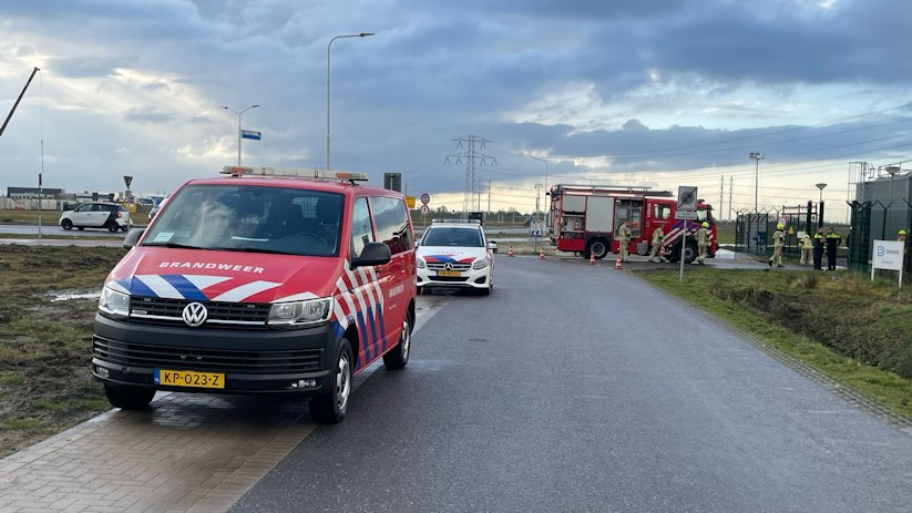 Brandweer bij het stroomverdeelstation aan de Repelweg in Goes.