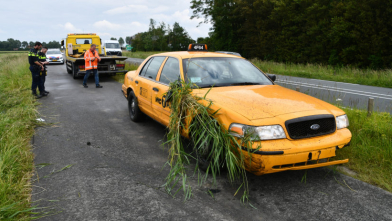 Taxi in sloot bij parallelweg N59 Nieuwerkerk