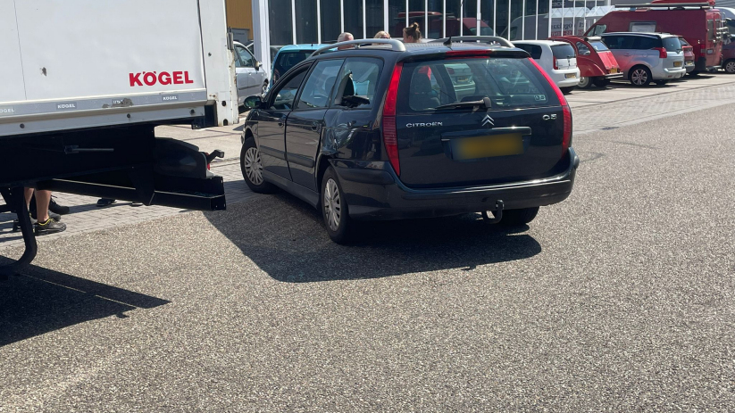 De achterruit van de personenauto sneuvelde door het ongeval.