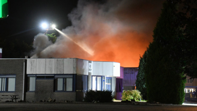 Zeer grote brand legt bedrijf Tholen in de as