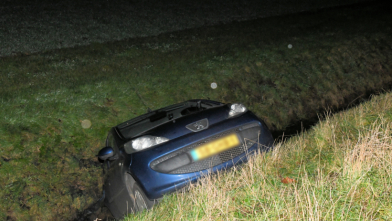 Auto in sloot Postweg Tholen