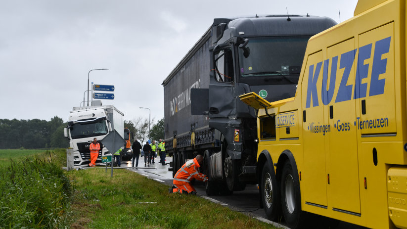 De beide vrachtwagens raakten beschadigd.