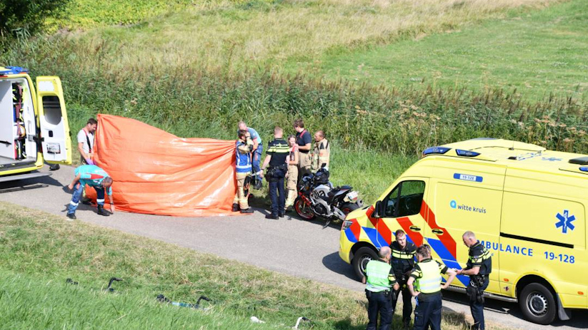 Volgens de politie was de wielrenner eerst gevallen.