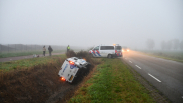 Bedrijfsbus in de sloot Koegorsstraat Terneuzen