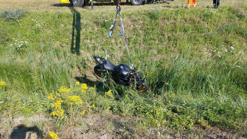 De motorrijder is met spoed naar het ziekenhuis gebracht.