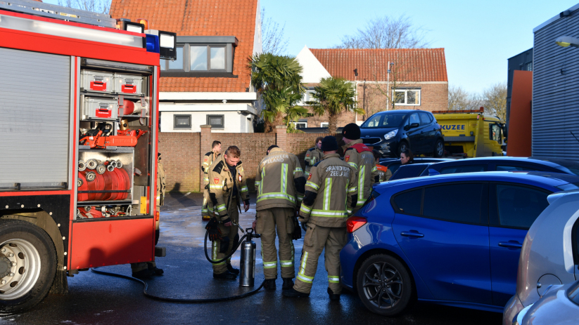 De auto moest worden afgesleept, het wegdek werd gereinigd.