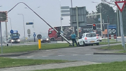 Auto rijdt tegen lantaarnpaal bij ziekenhuis Terneuzen