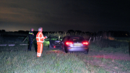 Mercedes van de weg in Hulst